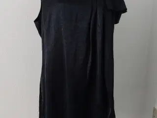 Sort kjole fra DNY, Str. 42/44 (aldrig brugt)
