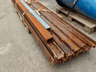 - - - HEB 100 jernstolper a' ca. 3,0 meter