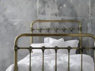 Super flot seng i industrielt metal look 