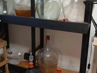 5 stk. 25L vinballoner+reol m.m.