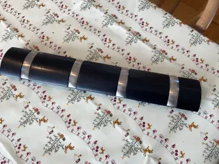 Knagerække i sort med børstet stål