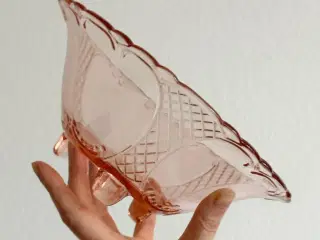 Lyserød glasskål, 3 fødder