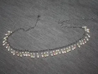 Halskæde med syntetiske perler længde 57 cm