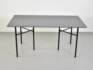 Mødebord fra ferm living med grå plade og sort stel
