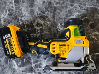 DeWalt DCS335 XR 18V stiksav + 5Ah batteri – klar 