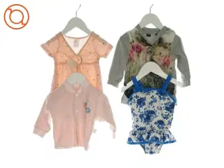 2 bluser, en kjole og en badedragt (Str. 74)