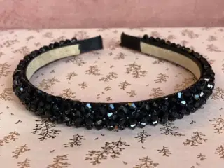 Smuk sort hårbøjle med glas-look perler i sort