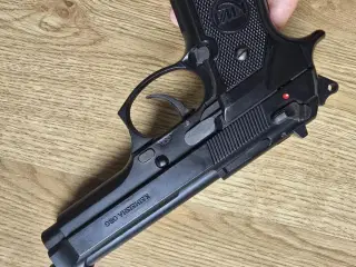 Hardball gevær, pistoler og andet udstyr