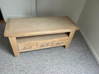 Tv bord i massive egetræ