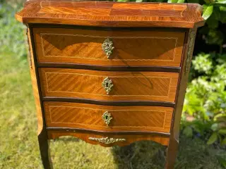 Sød lille rokokokomode