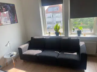 Sofa i flot mørkegrå stof