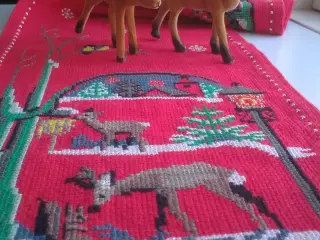 Rød bordløber m rådyr julebroderi lysedug