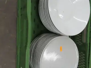 Kasser med blandet porcelæn og fade