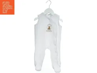 Hvid heldragt til baby med bamsemotiver fra Rock A Bye Baby (str. 74)