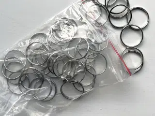 Pose med 42 nøgleringe, der ikke har været brugt