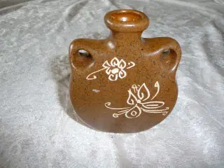 lille brun vase med indgravering