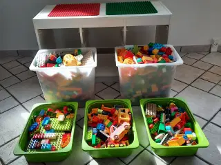 Opbevaringsbord med masser af Lego Duplo