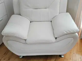 Ny og ubrugt flot lænestol I hvid kunstlæder