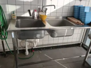 Dobbelt vaskebord med armatur