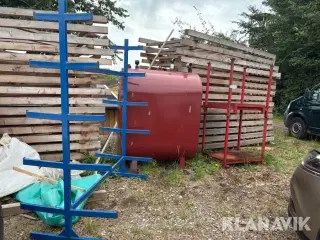 To reoler og en olietank