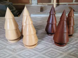 Små juletræer i forskelligt træ