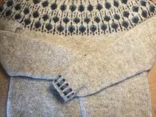Strikket sweater i blød norsk uld 