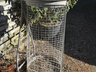 Skraldespandsstativ m gitter og klaplåg. 