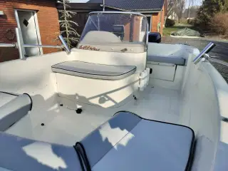 Styrepults båd Bella 490R