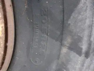 25"   20.5R25