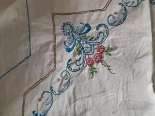 Smuk håndbroderet dug 