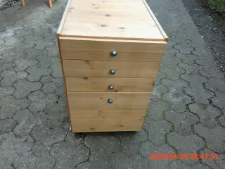 Lille kommode med 4 skuffer