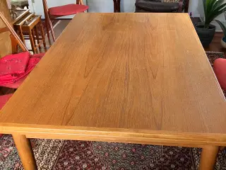 Teaktræs spisebord
