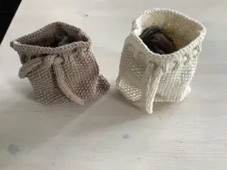 Håndstrikket poser i brun og råhvid