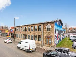 Højloftet lækkert kontor / showroom / galleri / personlig træning o.lign. på Amager