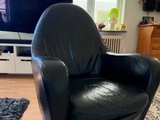 Lænestol i sort læder.