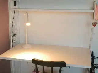 Skrivebord med indbygget hylder + stol