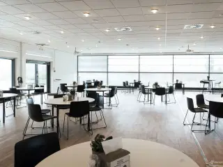 Flerbrugerejendom med fællesfaciliteter i en liga for sig