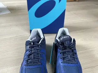 Løbesko af mærket Asics