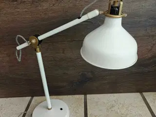 Skrivebordslampe Ranarp fra IKEA