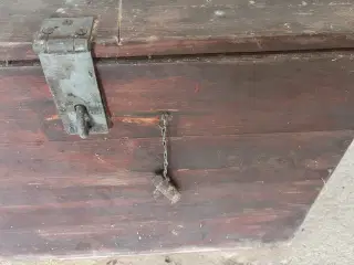 Gammel værktøjskasse i træ