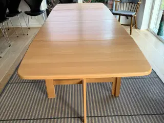 Spisebord i massiv bøg