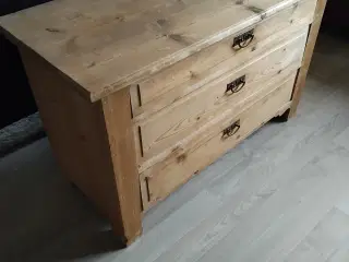 Gammel ældre afsyret kommode i fyrretræ 