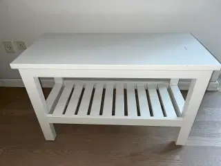 Bænk med justerbare fødder under alle ben 