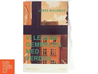 Vi legede gemmeleg med verden : roman af Lærke Malmbak (Bog)