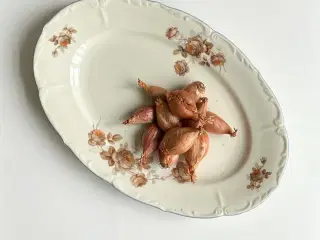 Fad, creme m orange blomster og blå kant