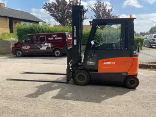 Doosan 2500kg Eltruck med førrehus. Lange gafler fra2018