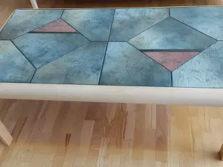 Sofabord i lakeret bøg, m. kakler