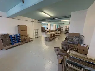 Indflytningsklar værksted/lager med kontorfaciliteter