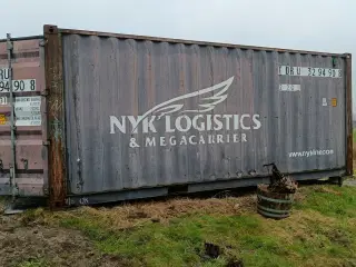 - - - Container, isoleret, indrettet med bord og hyller