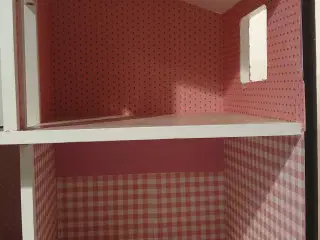 Gammelt dukkehus. Lundby eller Hanse. L 68cm